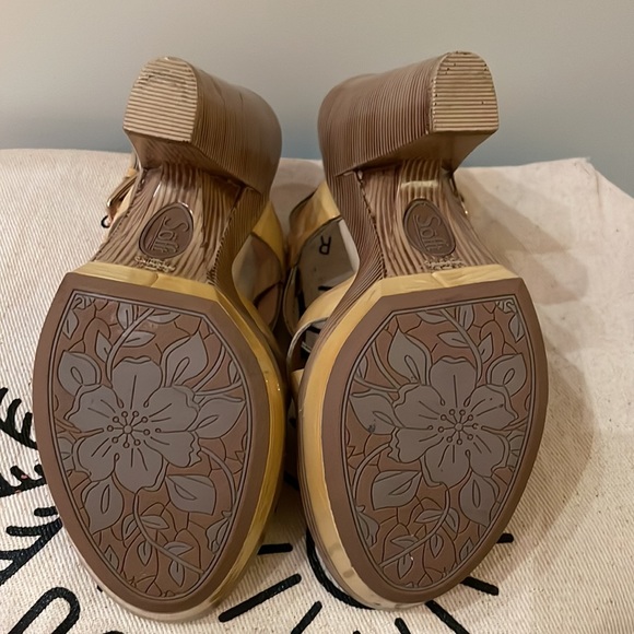 Women’s size 4, a bit higher than 4 inches - Picture 4 of 6